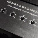 Detail čelní strany černého zařízení s broušeným kovovým povrchem. Na horní části je bílý nápis ISO-3AC SAG MODULA a pod ním ISOLATED OUTPUT POWERPLA…