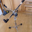 Kromě hudebního nástroje není na fotce vidět žádný konkrétní instrument, pouze chromovaný stojan s černými gumovými koncovkami. Stojan má tříramennou…