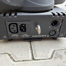 Základna černého světelného efektu s nápisem MOVING HEAD MH710. Jsou zde vidět konektory AC OUTPUT (100-240 V ~ 50/60 HZ), AC INPUT (100-240 V ~ 50/6…