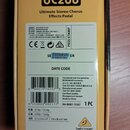 Zadní strana žlutého papírového obalu efektového pedálu. V horní části je nápis UC200 a Ultimate Stereo Chorus Effects Pedal. Na obalu jsou viditelné…