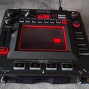 Černý efektový procesor KORG KAOSS PAD DYNAMIC EFFECT/SAMPLER. Zařízení má centrální dotykový panel s červeným podsvícením, řadu tlačítek a ovládací…