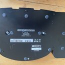 Spodní strana černého plastového zařízení s gumovými nožičkami. Na povrchu je bílý nápis „U.S. Patent Reg. No. 5,789,489“, „Power Requirements: 9VDC…