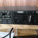 Černý basový zesilovač s nápisem MESA ENGINEERING a označením M-PULSE™ BIG BLOCK. Na zadním panelu jsou viditelné konektory pro efekty, úroveň hlasit…
