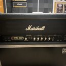 Černý basový zesilovač značky Marshall, model VBA 400 VALVE BASS AMPLIFIER. Na předním panelu jsou umístěny ovládací prvky pro Output Control, Equali…