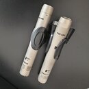 Dvě stříbrná dynamická mikrofony v držácích. Na obou je viditelný nápis ALCTRON a označení modelu HST-02A. U spodní části je u obou přepínač s nápisy…
