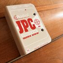 Béžová DI box s nápisem Radial engineering a červeným označením JPC MK3. Na spodní části je text STEREO PC DI BOX a ISOLATED IN · ACTIVE OUT. V dolní…