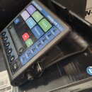 Černý procesor vokalových efektů s dotykovým displejem a ovládacími prvky. Na horní části je nápis TC HELICON a model VOICELIVE Touch. Displej obsahu…