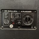 Zadávací panel basového reproduktoru značky GALLIEN KRUEGER. Je zde viditelný štítek s údaji SERIAL PC1229A00101311, MODEL NEO 810, IMPEDANCE 4 OHMS…