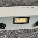 Bílý rackový kompresor s nápisy TUBE COMPRESSOR/LIMITER 1000 a ANTHONY DEMARIA LABS. Na předním panelu se nachází VU metr s označením ADL 1000, dva č…