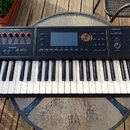 Černý elektronický klavír značky Roland s modelem FA-06. Nástroj má standardní klávesnici a ovládací panel s displejem, několika knoflíky, tlačítky a…