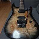 Elektrická kytara s tělem z přírodně vybarveného dřeva s výraznou strukturou a černým přechodem k okrajům. Nástroj má dva černé humbuckery, černý tre…