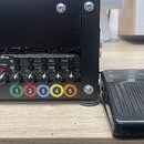 Černý sluchátkový zesilovač s nápisem HeadAmp 4 Pro Project Series Five Channel Headphone Amp with Listen and Talkback. Zařízení má pět barevně označ…