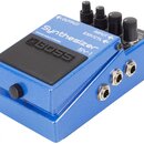 Modrý kytarový efekt s nápisem Synthesizer SY-1 a logem BOSS na černém spínacím tlačítku. Na horní straně jsou čtyři černé ovládací knoflíky a nápisy…