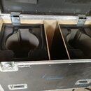 Černý transportní kufr s hliníkovými hranami a kovovými zámky. V interiéru jsou dvě oddělená jádra z černé pěny s oválnými výřezy. Na přední straně j…