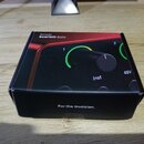 Krabice s produktem Focusrite Scarlett Solo. Na povrchu je zobrazen černý audio rozhraní s ovládacím knoflíkem, zelenými kontrolkami a nápisy 1, 2, I…