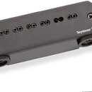 Černý kytarový snímač s matným povrchem. Na horní straně je nápis Seymour Duncan a řada šesti kovových pólů. Na bocích jsou umístěny dva nastavovací…