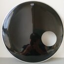 Černá bubnová blána s bílým okrajem a vyříznutým otvorem v pravé dolní části. V horní části je bílý nápis „Encore ES HEAD MADE IN TAIWAN“. Povrch je…