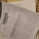 Fotografie zachycuje stránku z časopisu s recenzí hudebního nástroje. V horní části je výrazný nápis YAMAHA SY99 a titulek Digitální zázrak devadesát…