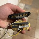 Dvě elektrokytarové snímače s viditelným zapojením kabelů. Horní snímač je černý s nápisem PTP1616 C86T-PL43-800 CR N. Dolní snímač je zlatý s nápise…