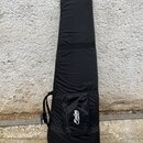 Černý softcase na kytaru z textilního materiálu. V dolní části se nachází kapsa s bílým nápisem Sterling by MUSIC MAN. Case vykazuje mírné znečištění…