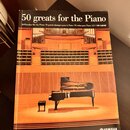 Fotografie znázorňuje notovou knihu s názvem 50 greats for the Piano. Pod hlavním nadpisem je text v několika jazycích a v pravém dolním rohu se nach…