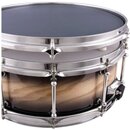 Fotografie zobrazuje snare drum s tělem z přírodního dřeva a chromovanými obručemi. Nástroj má napnutou šedou membránu a kovové ladicí šrouby. Na pov…