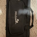Černý textilní pouzdro s rukojetí. Na přední kapse je bílý nápis „Palmer pedalbay-505“ doprovázený grafickým symbolem. Povrch materiálu vypadá čistě…