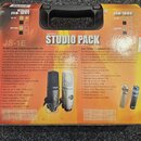 Černý přenosný kufr s nápisem STUDIO PACK. Na povrchu jsou popisy a fotografie dvou kondenzátorových mikrofonů značky JTS, konkrétně modelů JS-1E a C…