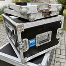 Tři černé transportní kufry s hliníkovými hranami a kovovými rohy. Na prostředním kufru je modrý štítek s nápisem THT CASE a webovou adresou THTCASE.…