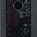 Zadní strana černého aktivního reproduktoru značky YAMAHA, model POWERED SPEAKER SYSTEM MODEL HS8. Na zadním panelu se nachází ovrtový regulátor LEVE…