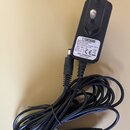 Černý síťový adaptér značky BOSS s nápisem SWITCHING ADAPTER, MODEL: PSA-100P. Štítek obsahuje údaje INPUT: 100-240V~, 50-60Hz 250mA, OUTPUT: DC 9V,…