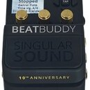 Černý efekt pedál s nápisem BEATBUDDY a SINGULAR SOUND. Na spodní části je zlatý nápis 10TH ANNIVERSARY. Zařízení má tři zlaté oválné knoflíky, tlačí…