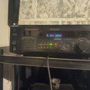 Černý AV receiver značky SONY s digitálním displejem, na kterém svítí nápis 5.1CH INPUT. Na předním panelu jsou viditelné nápisy Digital Audio/Video…