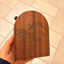 Dřevěný perkusní nástroj v podobě půlkruhu s viditelnou svislou strukturou zrna. Na přední straně je vyryto logo koně a nápisy ORTEGA HORSE KICK PRO.…