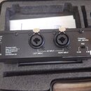 Zadní strana černého elektronického zařízení s několika konektory. Jsou zde dva XLR vstupy označené jako LEFT INPUT a RIGHT INPUT, vstup AF INPUT, ko…