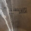 Detail kovového povrchu činely s viditelným broušením. Na povrchu je černý nápis „POWER THIN CRASH“ a pod ním menší text „20" / 51 cm“. Nápisy vykazu…