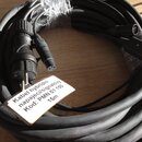 Černý svitek hybridního kabelu s několika konektory. Na přiloženém štítku je nápis: Kabel hybridni napajecilsignalovy Kod: PMN 01 150 15m. Kabel vyka…