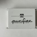 Bílý kovový box s nápisy. Uprostřed je logo Palmer Musical Instruments a pod ním text purifier DC VOLTAGE CLEANER 5-30V DC. Povrch je čistý, bez vidi…