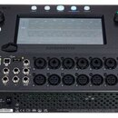 Zadávací panel digitálního mixeru Allen & Heath v černé barvě. Na zadní straně jsou viditelné početné konektory XLR, síťový port NETWORK a napájecí v…