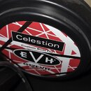 Záběr na zadní stranu černého reproduktoru. Na štítku je uveden nápis CELESTION, DL18 a MADE IN UK, dále kód T56706 15ohm. Na středovém červenobílém…
