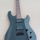 Tmavě modrá elektrická kytara s dvěma humbuckery a ladicími kolíky na hlavě. Na hlavě je viditelné logo LTD. Kytara má hnědý hmatník a dvě ovládací k…