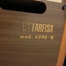 Detail dřevěného povrchu hudebního nástroje s hnědým dřevem. Na povrchu je zlatý nápis FARFISA s doprovodným logem a pod ním text mod. 4290-R. V horn…
