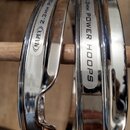 Dvě chromované kovové obruče na buben. Na obou je viditelný nápis 2.3mm POWER HOOPS a na jedné z nich je logo MAPEX v oválu. Povrch je lesklý s vidit…