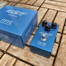 Modrý kytarový efekt v kovovém šasi s nápisy 427 DISTORTION a logo BCE. Na horní straně jsou tři černé otočné knoflíky s popisky LEVEL, GAIN a TONE.…
