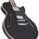 Černá polodublová elektrická kytara s f-otvorem a bílým lemováním hran. Nástroj má dva humbuckery s kovovými kryty, chromovaný most a tři ovládací kn…