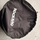 Černý textilní obal na hudební nástroj. Na povrchu je bílý nápis ROCKBAG a pod ním menší text by Warwick. Materiál vykazuje mírné pomačkání a vrásněn…