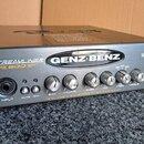 Černý basový zesilovač s nápisy GENZ-BENZ a STREAMLINER 600. Na předním panelu se nachází vstup INPUT, tlačítka MUTE a GAIN, oraz pět otočných potenc…