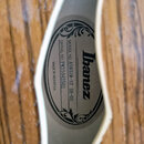 Detail vnitřní strany kytary s oválnou nálepkou. Na nálepce je uveden nápis Ibanez, MODEL NO. AS932W-NT 5B-03, SERIAL NO. PW21042502 a MADE IN INDONE…