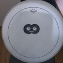 Bílá bubnová blána s modrým vnějším kruhem. V horní části je logo REMO pod symbolem koruny, ve středu se nachází černý ovál s dvěma bílými symboly a…