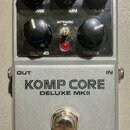 Stříbrný kytarový efekt pedál s černým ovládacím panelem. Na panelu jsou pětí knoflíky s popisky VOLUME, SUSTAIN, CLIP, BLEND a TONE, přepínač ATTACK…